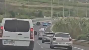 Un conductor hace zig-zag por la autovía y embiste a dos coches