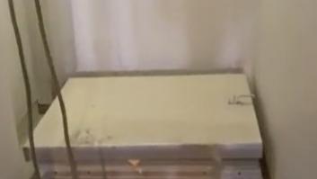 Encuentra una puerta secreta al final del pasillo y lo que graba deja sin palabras