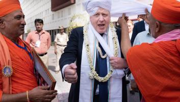 Un no parar: una foto de Johnson bebiendo en grupo durante la pandemia golpea su imagen