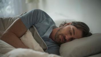 Un experto en descanso da la señal de alerta al revelar el motivo detrás de las almohadas amarillas