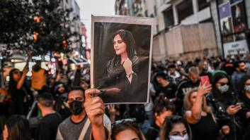 Las viñetas de 'Charlie Hebdo' sobre Irán que se ganan amenazas de muerte de los ayatolás