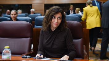 Hacen una foto del escaño de Ayuso: ella no está pero lo que hay va a traer cola