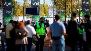 Una marca de ropa de estética fascista vende sus productos en el acto de Vox en IFEMA