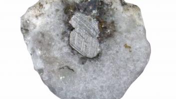Un rayo sobre un tendido eléctrico crea un nuevo material en el suelo