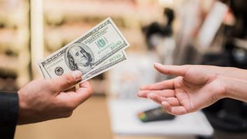 Va a una tienda a pagar con dólares y lo que termina pasando con otro cliente no se lo esperaba nadie