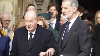 Felipe VI y el rey Juan Carlos escenifican su acercamiento agarrados del brazo en Windsor