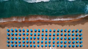 La policía declara la guerra a los paravientos de playa