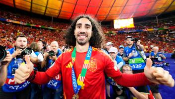Cucurella cumple su promesa de teñirse el pelo de rojo... pero a algunos les ha molestado un detalle