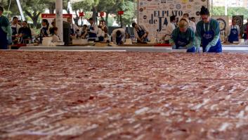 Huelva corta 600 kilos de jamón, rompe el récord guiness y ahora no sabe qué hacer con las sobras