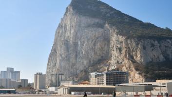 Gibraltar moviliza a sus fuerzas de seguridad para esconder un presunto delito ante los ojos de España