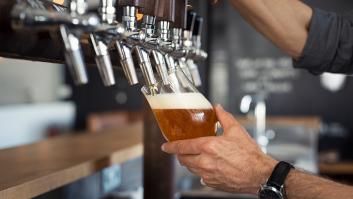 Un hostelero compara la manera de tirar cerveza española y alemana: así ganan los germánicos