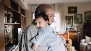 Un pediatra da detalles sobre la teoría de la abuela: "Es normal que algunos padres sientan celos"