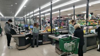 Una mujer no puede pagar un huevo de chocolate para una niña en Mercadona y lo que pasa luego se ve masivamente