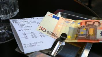 Pagan en efectivo en un bar y lo que hace la camarera al darles el cambio deja a muchos descolocados