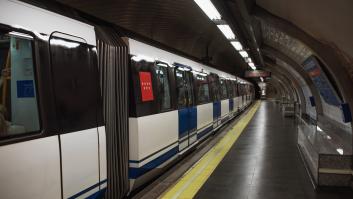 La Policía Nacional investiga un vídeo en redes de un joven colgado del último vagón de un Metro en Madrid