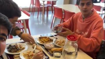 Unos amigos enseñan cuál es su truco para comer barato mientras están de viaje