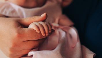 "Tiene tres días y usa ropa de un bebé de 6 meses": la historia de una madre en EEUU que da la vuelta al mundo