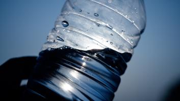Detectan superbacterias en el agua embotellada más popular del mundo, retiran 300.000 botellas y pierde el título de "Mineral Natural"