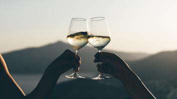 Adiós a la resaca: esto es lo que tienes que picar si bebes brandy, vodka, vino y whisky para evitar el malestar general