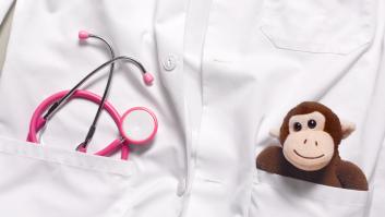 Unos padres primerizos piden perdón al médico por llevar a su hijo a urgencias y éste les da una respuesta para no olvidar