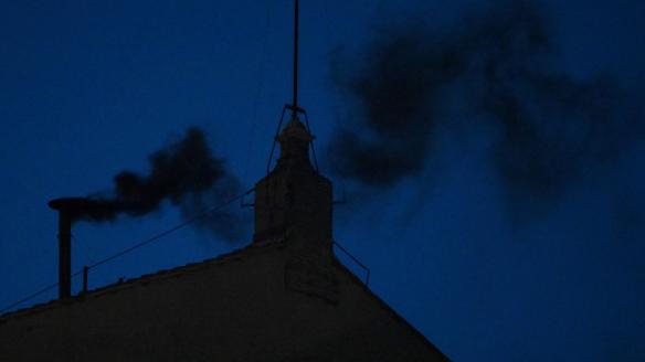 Fumata negra en la chimenea de la Capilla Sixtina tras la primera votación del cónclave