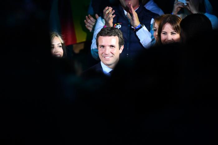 El momento 'tierra, trágame' de Casado con Merkel: quizá lo peor que podía pasar