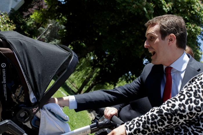 El momento 'tierra, trágame' de Casado con Merkel: quizá lo peor que podía pasar
