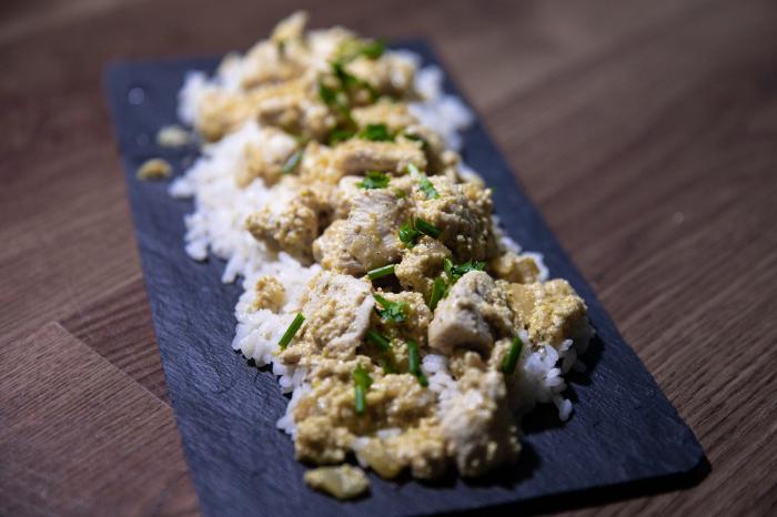Recetas fáciles: pollo a la cerveza con ciruelas