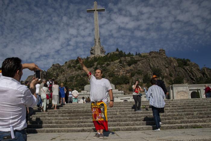 Fascistas amenazan con "fusilar" a miembros del Ayuntamiento de Castellón por retirar un monumento franquista