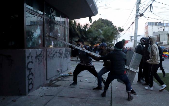La violencia policial se descontrola en Colombia y suma al menos 19 muertos y 800 heridos