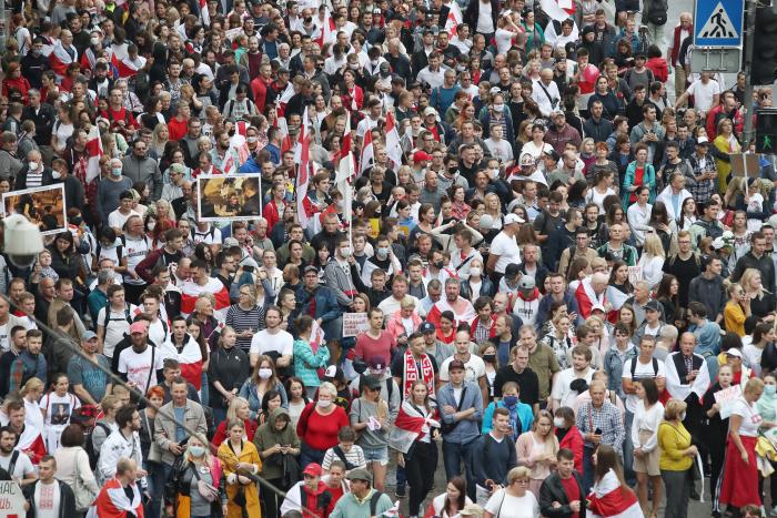 Fusil en mano y con chaleco antibalas: así ha llegado Lukashenko a la residencia presidencial tras las protestas