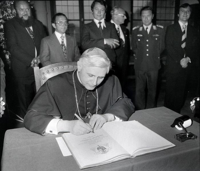 Lorenzo Milá, sorprendido por lo que que ha hecho Francisco en el funeral de Benedicto XVI