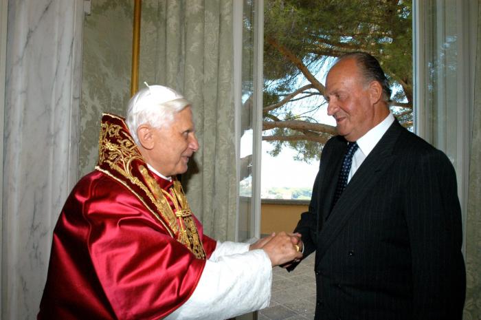 Lorenzo Milá, sorprendido por lo que que ha hecho Francisco en el funeral de Benedicto XVI
