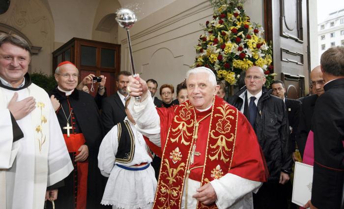 Lorenzo Milá, sorprendido por lo que que ha hecho Francisco en el funeral de Benedicto XVI
