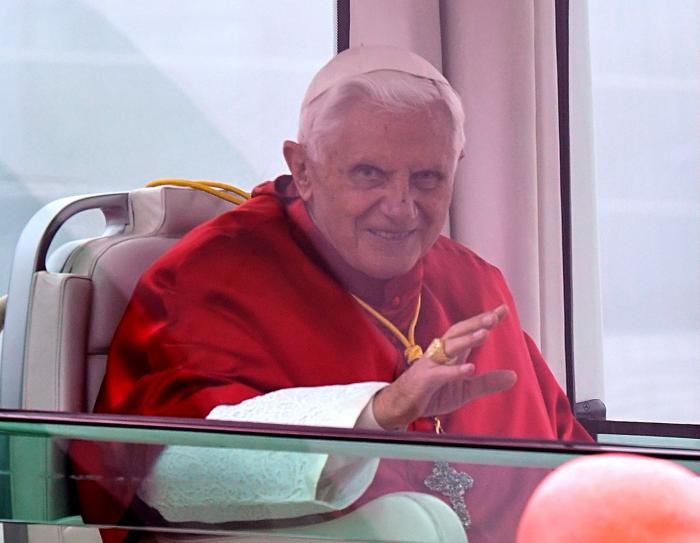 Lorenzo Milá, sorprendido por lo que que ha hecho Francisco en el funeral de Benedicto XVI