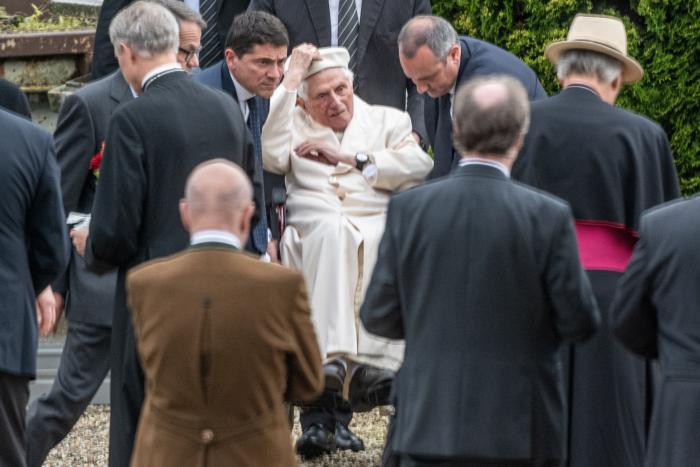 Lorenzo Milá, sorprendido por lo que que ha hecho Francisco en el funeral de Benedicto XVI