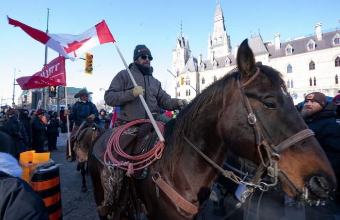 La Policía desaloja el puente que bloqueaban los antivacunas en la frontera entre Canadá y EEUU