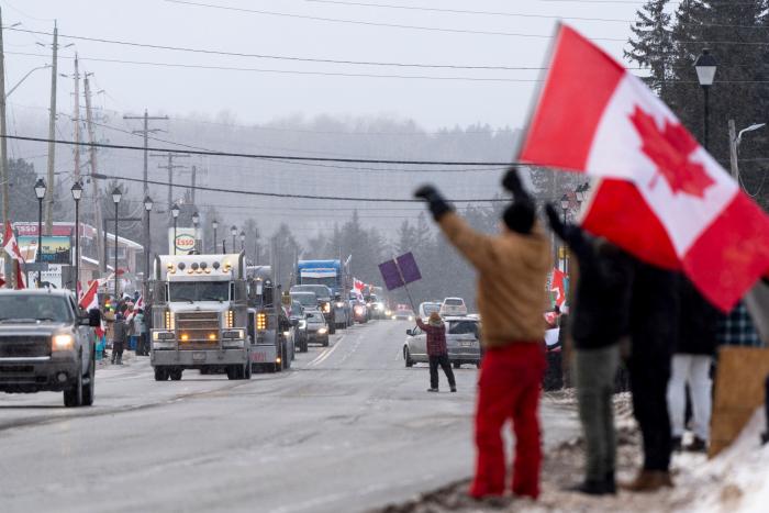 La Policía desaloja el puente que bloqueaban los antivacunas en la frontera entre Canadá y EEUU