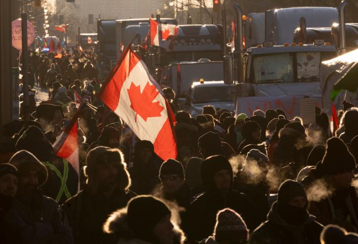 La Policía desaloja el puente que bloqueaban los antivacunas en la frontera entre Canadá y EEUU