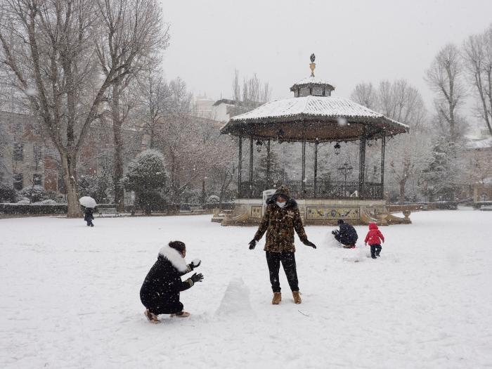 El truco para no caerse sobre el hielo es caminar como un pingüino