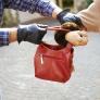 Le roban el bolso en Barcelona y dos años después recibe una multa y se entera de que está casada