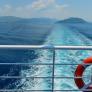 155 pasajeros se amotinan, se niegan a abandonar el barco y la compañía los deja en una isla "a su discreción"